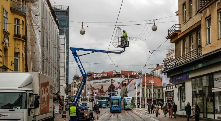 Počelo ukrašavanje centra Zagreba za Advent, pogledajte prve ukrase