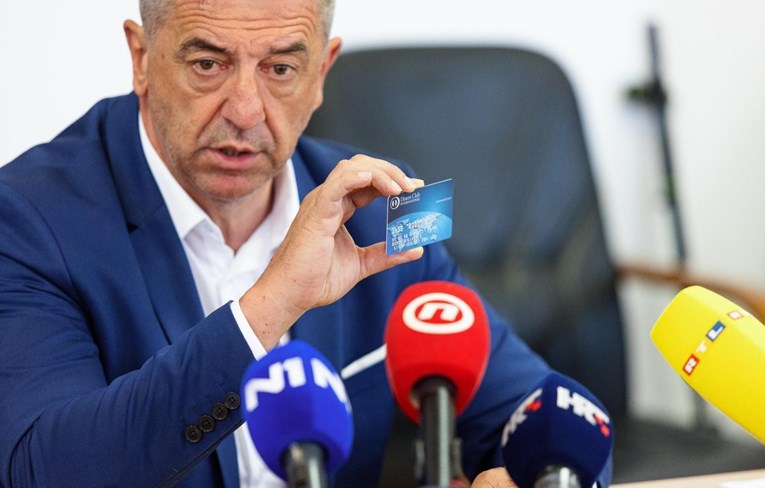 Milinović na primopredaji vlasti govorio 15 minuta, pokazivao kreditnu karticu