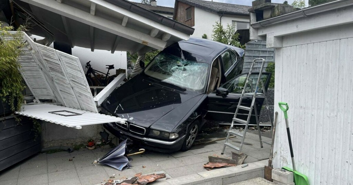FOTO Vozač BMW-a išao parkirati pa završio na terasi susjedove kuće