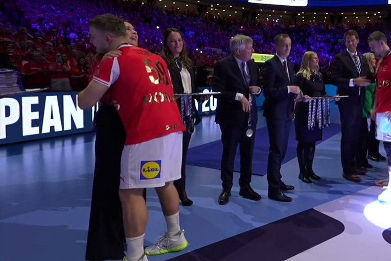 VIDEO Danac na dodjeli medalja: Stao sam pred nju i shvatio tko je. Zagrlio sam je
