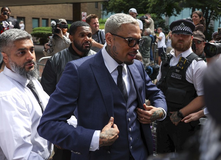 Chris Brown mora platiti 13 milijuna dolara. Pas mu je unakazio kućnu pomoćnicu