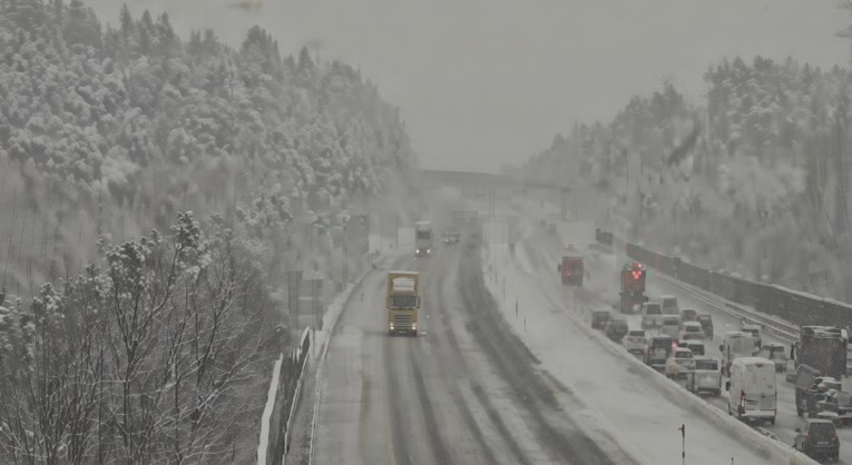 Kolaps u Austriji zbog snijega: Zatvoren bečki aerodrom, lavina zatrpala autobus