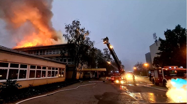 VIDEO Ugašen požar u školi u Zagrebu: Na terenu 22 vozila, ozlijeđen vatrogasac