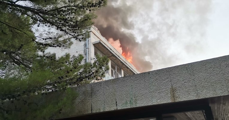 FOTO Ovako je danas izgledalo gašenje požara na Bijeloj kući u Bolu