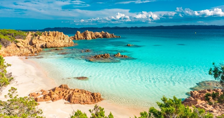 Turist uhvaćen s 41 kg šljunka koji je ukrao sa zaštićene plaže u Sardiniji 