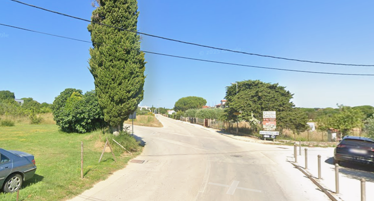 Muškarcu (73) pozlilo za volanom u Puli. Udario u četiri auta pa umro