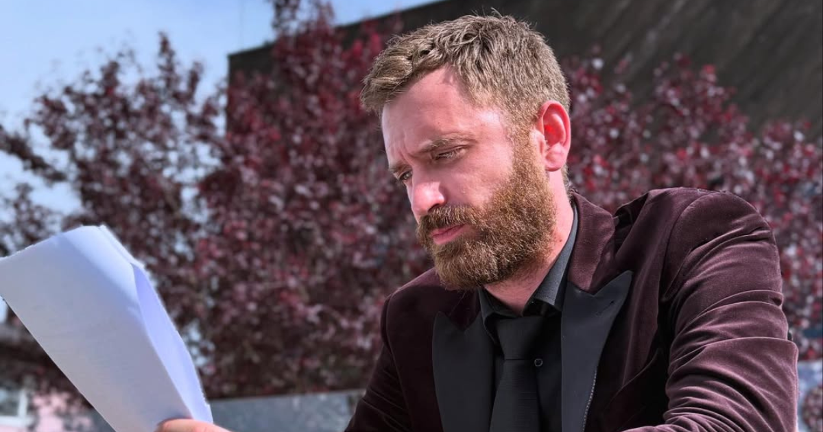 Momčilo Otašević nasmijao fanove fotkama sa snimanja: "Dobro je da nije vruće"