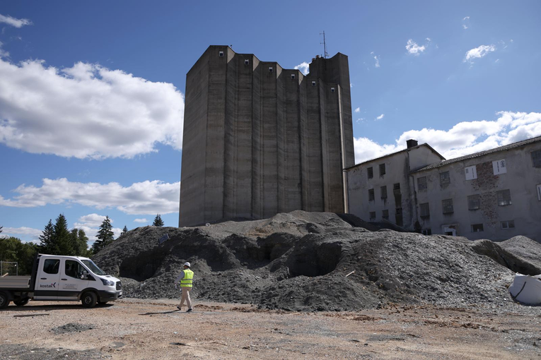 Ljudi će dežurati kod cementare zbog smeća iz Gospića. "Da vidimo što kamioni dovoze"