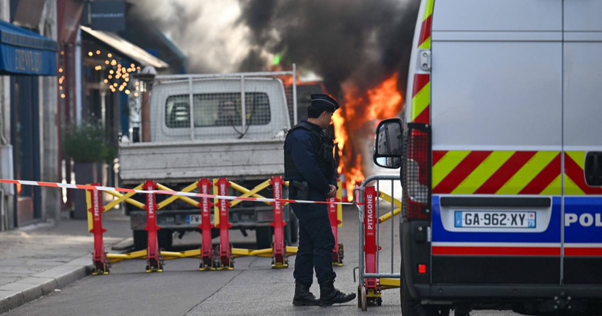 VIDEO Kombi u plamenu blizu ureda francuskog premijera. Čule se eksplozije