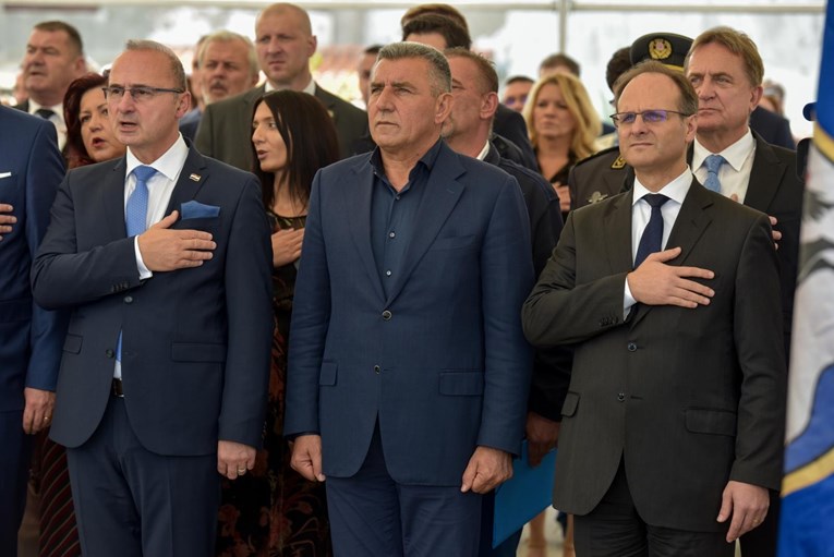 Ovako Gotovina i HDZ-ovci slušaju himnu, vidite li razliku?