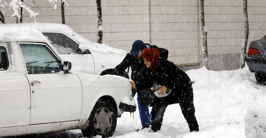 Zbog obilnog snijega u Teheranu zatvorene škole i poremećen promet