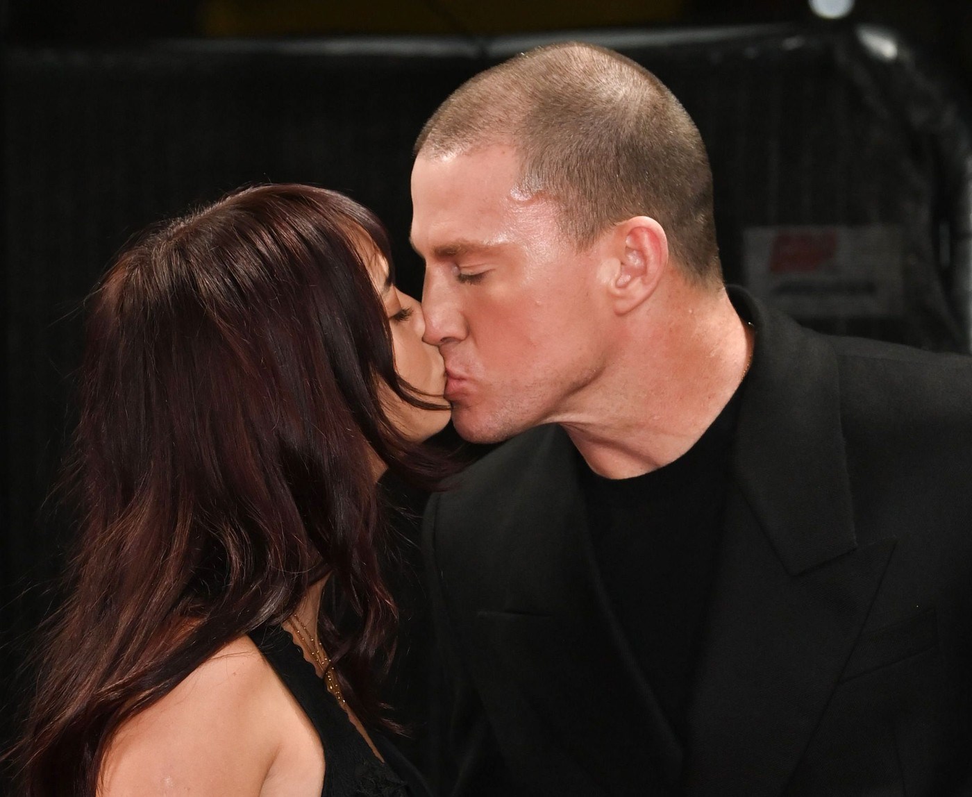 Channing Tatum (45) i manekenka (25) potvrdili vezu poljupcem na crvenom tepihu