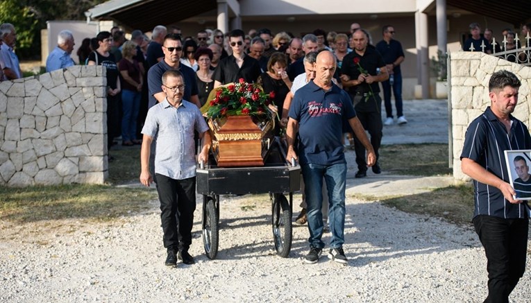 FOTO Pokopana dva pomorca koja su poginula u padu rampe na trajektu Lastovo