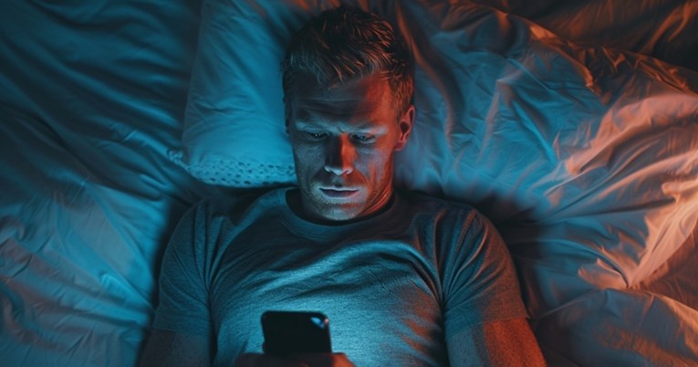 Zaborave na san: Tri horoskopska znaka koja vise na mobitelu do kasno u noć