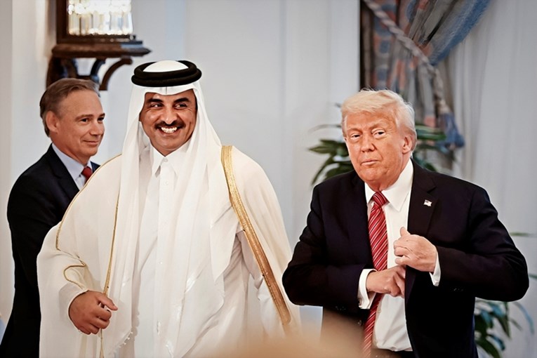 Trump 2017.: Katar je sponzor terorizma. Trump danas: Zašto mi ne bi darovali avion?