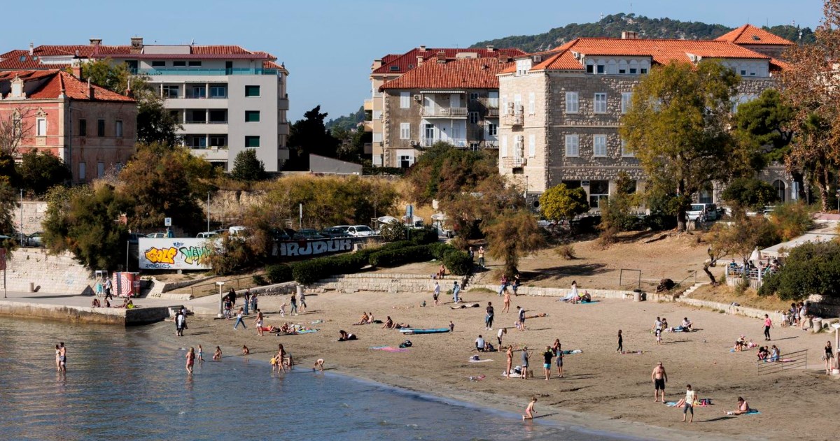 FOTO Ovako izgleda plaža u Splitu krajem listopada. Ljudi se sunčaju i kupaju