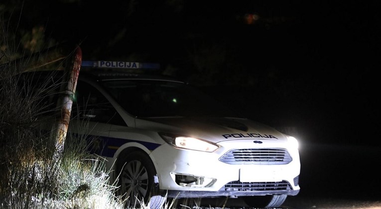 Autom se zabio u policijsko vozilo u Istri i pobjegao. Auto kasnije pronađen u potoku
