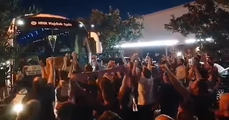 VIDEO Autobus Hajduka jedva napustio Biograd na Moru. Navijači ga ispratili pjesmom