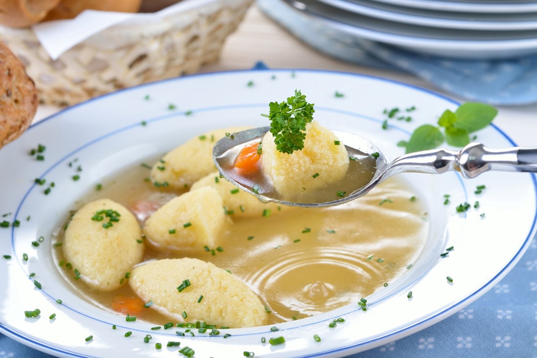 Klasični recept za bistru pileću juhu s griz-noklicama, ovako su to radile naše bake