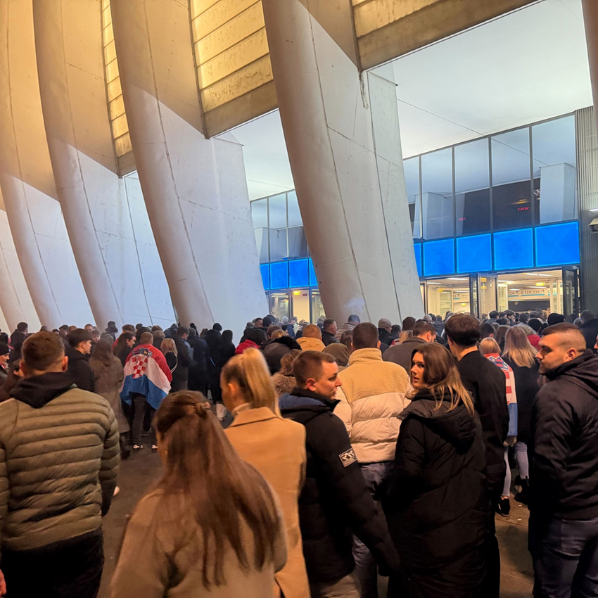 FOTO I VIDEO Prije početka Thompsonova koncerta bila je gužva ispred Arene Zagreb