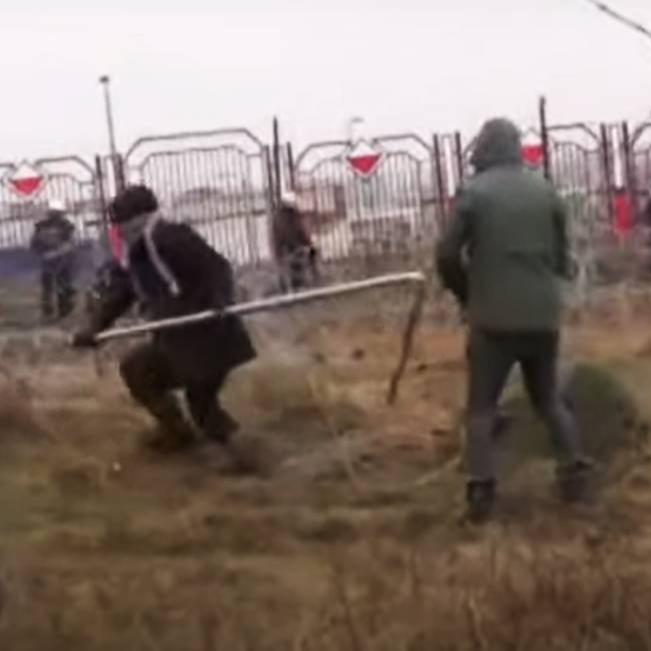 Kaos na poljskoj granici: Migranti viču "Alahu akbar", vojska koristi vodene topove