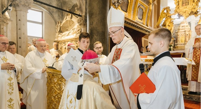 Apostolski nuncij stavio vrpcu na ramena nadbiskupa Križića, dobio ju je od pape