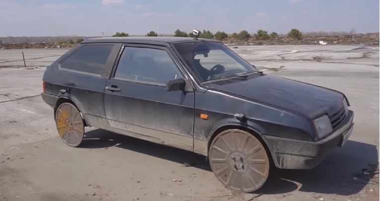 VIDEO Rus na Ladu umjesto kotača ugradio poklopce šahtova, pogledajte vožnju