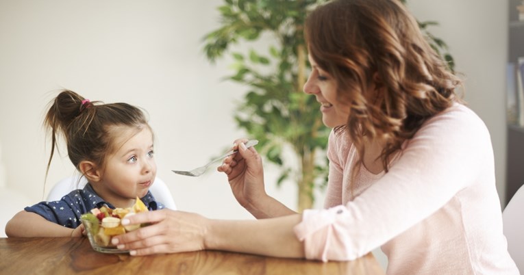 Rečenice koje roditelji nikad ne bi smjeli govoriti djeci za vrijeme jela