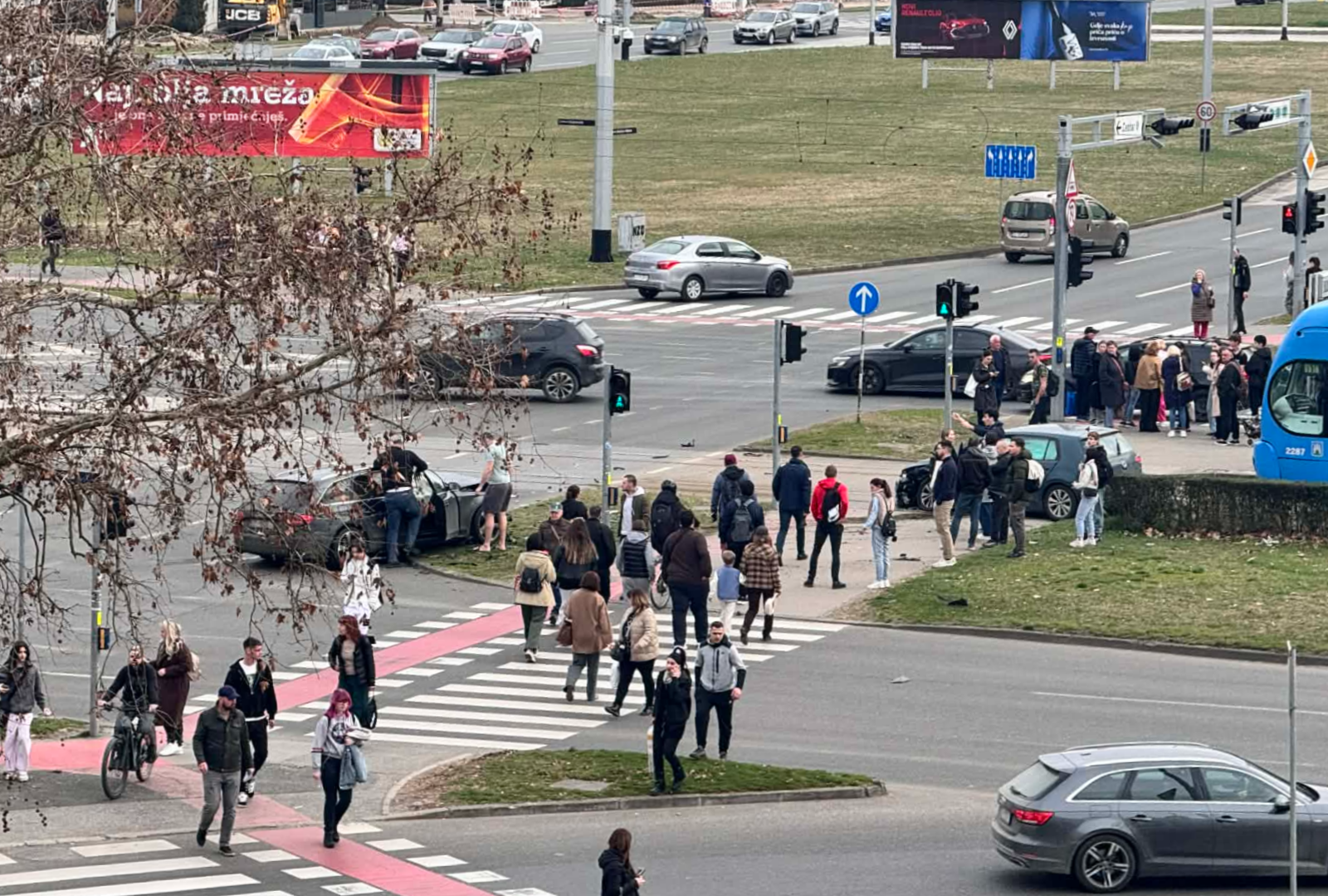 Prometna kod Avenue Malla u Zagrebu, auto odbačen na tramvajsku prugu