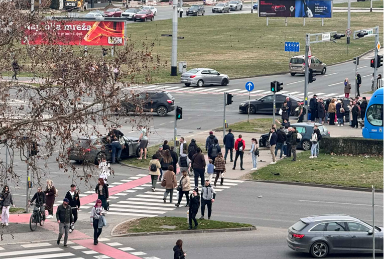 Prometna kod Avenue Malla u Zagrebu, auto odbačen na tramvajsku prugu