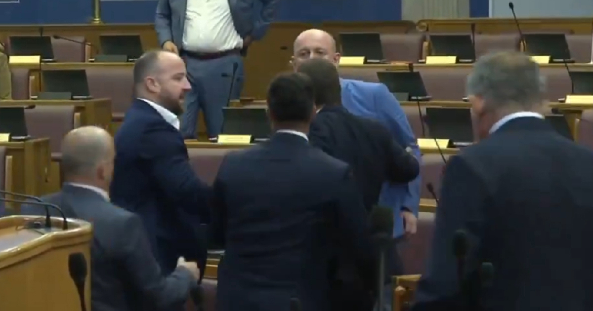 VIDEO Ministar krenuo na zastupnika u Skupštini Crne Gore, razdvajali ih