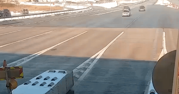 VIDEO U punoj brzini se zabio u naplatne kućice, preživio je