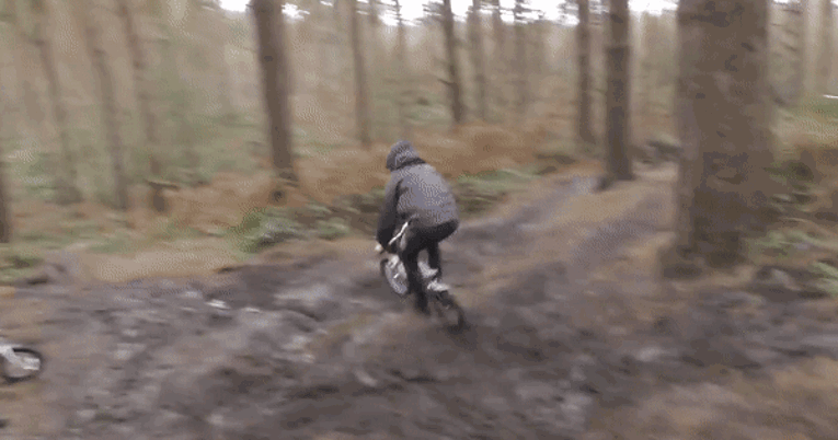 Urnebesan video: Veliki dečki se spuštaju na malim biciklima