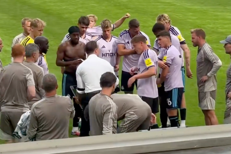 VIDEO Igrači Newcastlea se morali presvući usred prijateljske utakmice. Evo zašto
