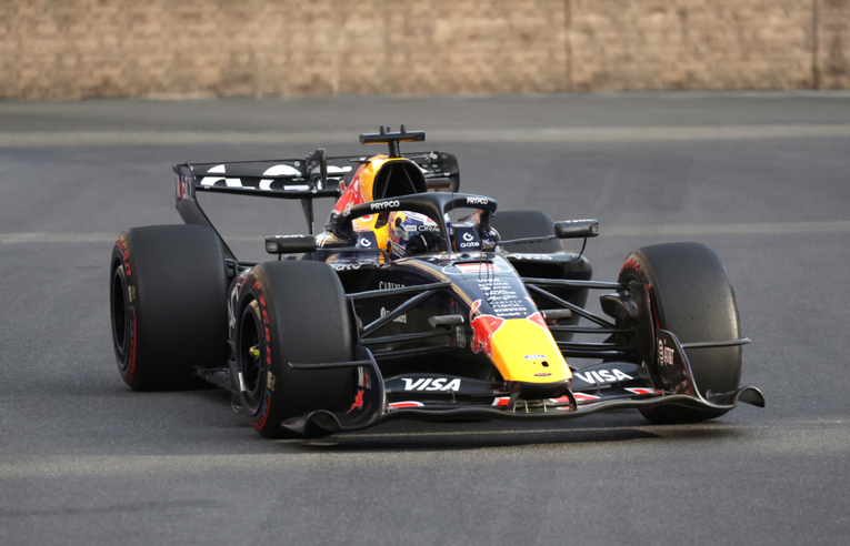 Verstappen osvojio prvi pole position u sezoni. Stari rivali u prvom redu