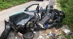 FOTO Teška nesreća kod Omiša, skršeni auto zaustavio se na rubu provalije