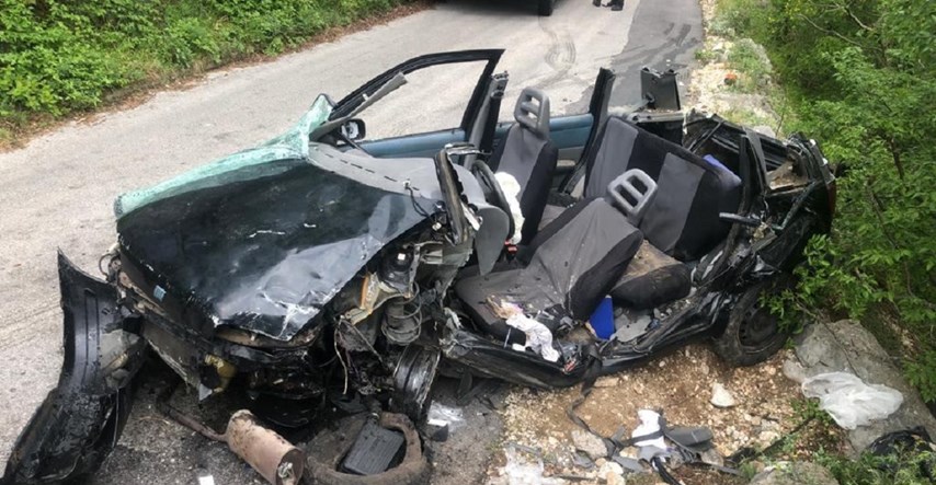 FOTO Teška nesreća kod Omiša, skršeni auto zaustavio se na rubu provalije