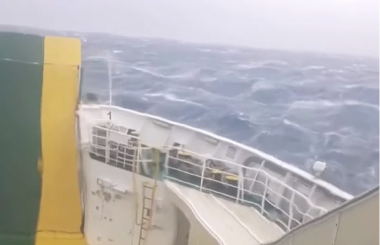VIDEO Pogledajte kako se trajekt probija kroz olujne valove kod Splita