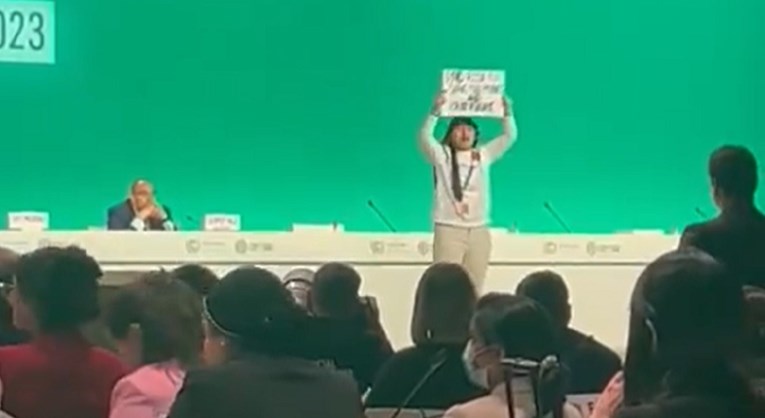 VIDEO Djevojčica upala na pozornicu klimatskog summita. Počela vikati, imala i natpis
