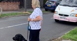 Žena pokazala kako prepoznati treba li osoba sa psom vodičem pomoć