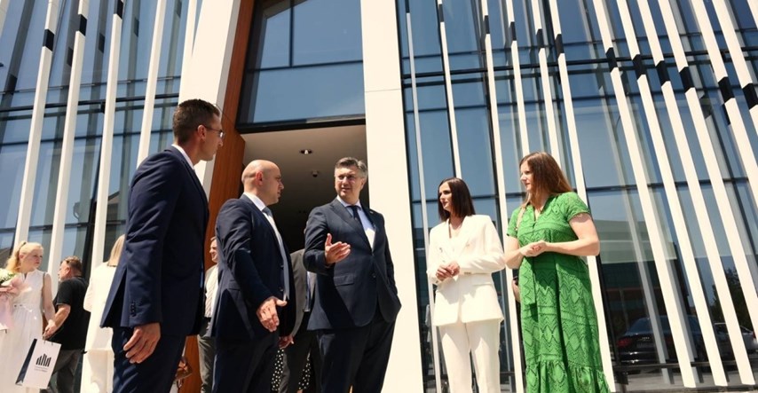 Plenković svečano otvorio novu knjižnicu u Vinkovcima. Za građane ona još ne radi