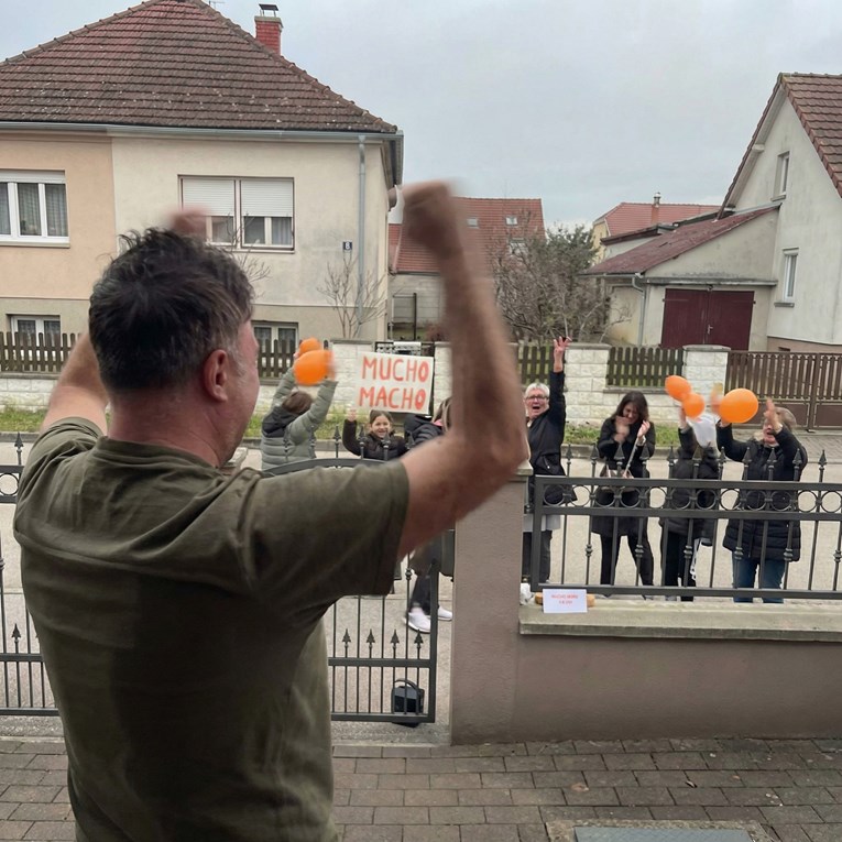 VIDEO Janu Kerekešku susjedi nakon Dore priredili doček u ulici 