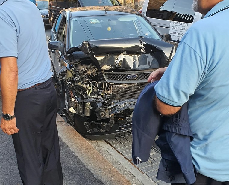 Sudarili se tramvaj i auto u Zagrebu, jedna osoba ozlijeđena