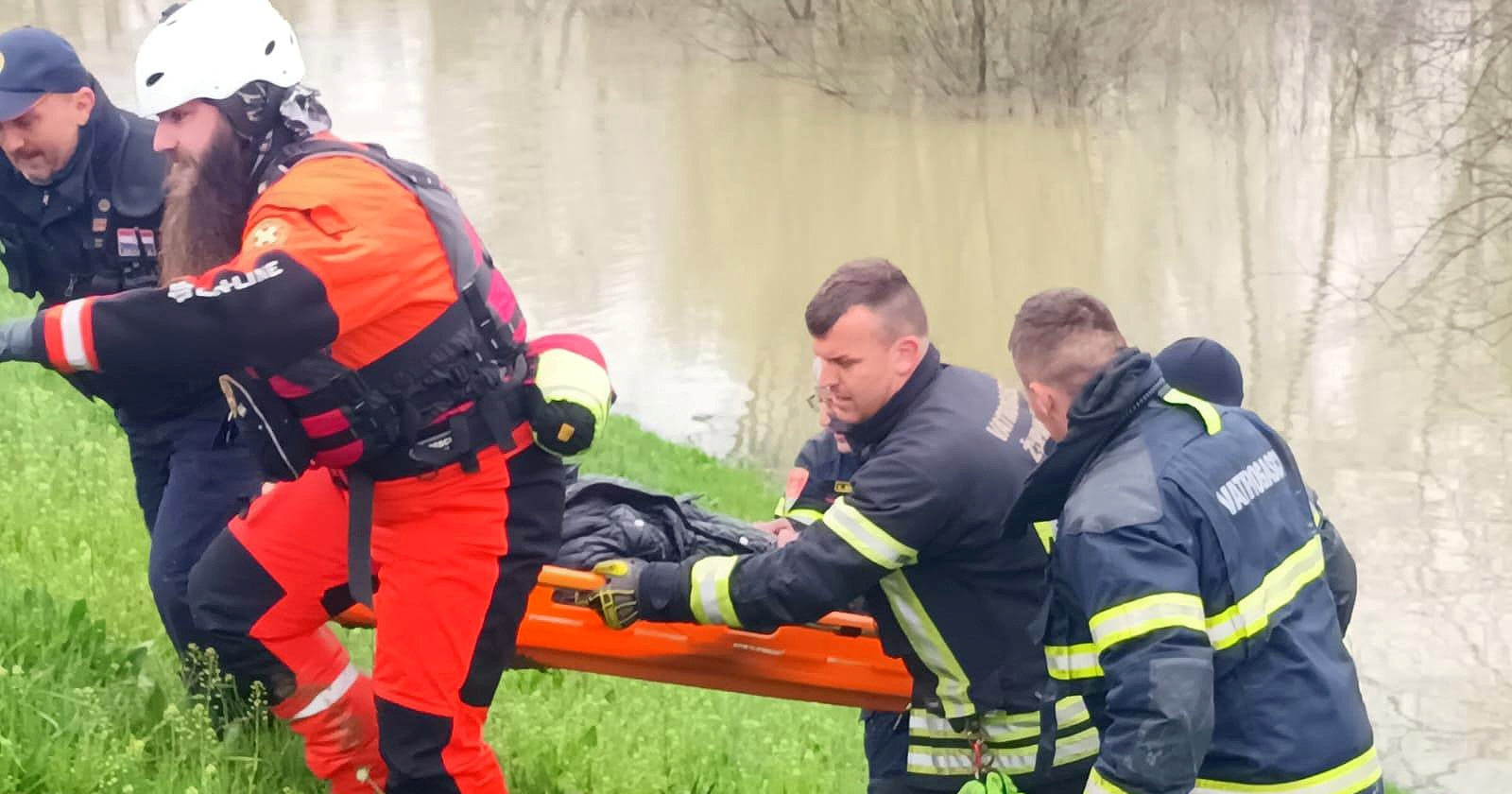 Spasilačka akcija kod Babine Grede, deseci ljudi zapeli na Savi. "Možda ima mrtvih"