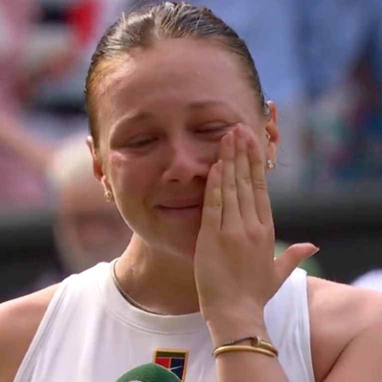 Izgubila pa rasplakala Wimbledon: Mama, ti si uložila više truda od mene. Oprosti