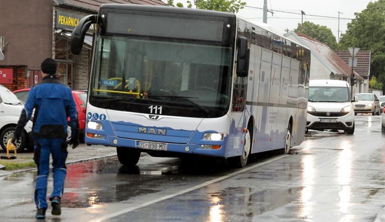 VIDEO Autobus u Osijeku upao u rupu nasred ceste