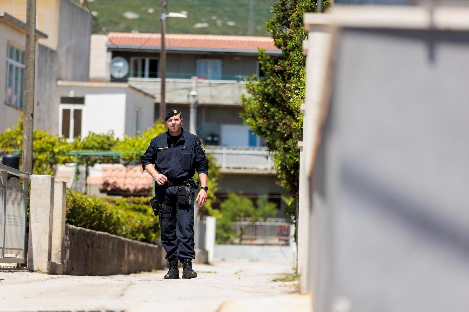 Na ulici u Kaštelima uhitili ženu, ispalo da je dilerica. Doma joj našli puno kokaina