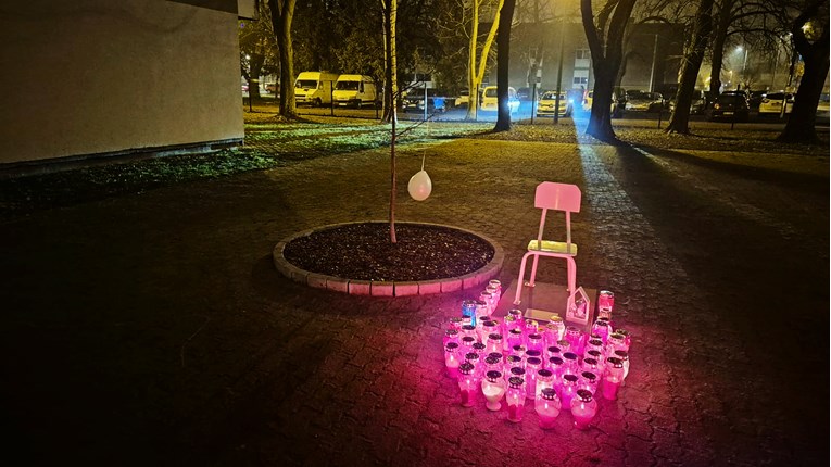 Prošla je godina dana od napada u OŠ Prečko. Postavljeni lampioni, stolica i balon