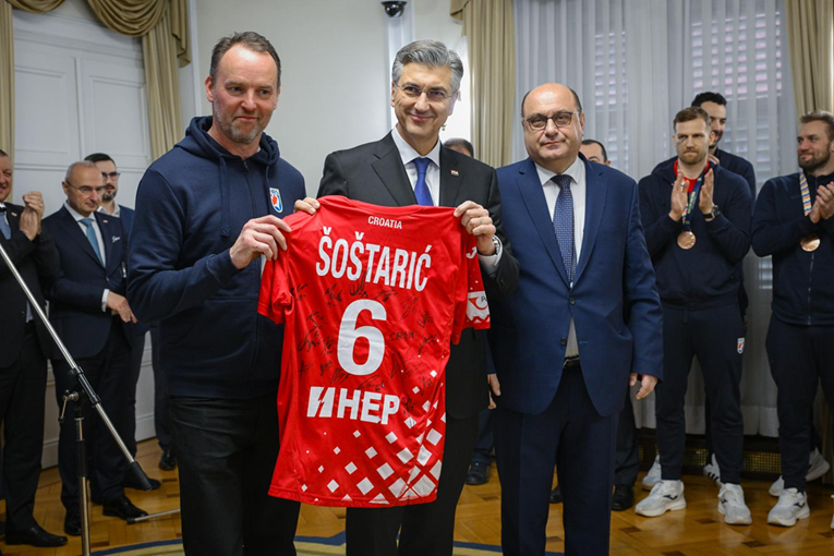 Plenković rukometašima: Zaslužujete lijepi doček