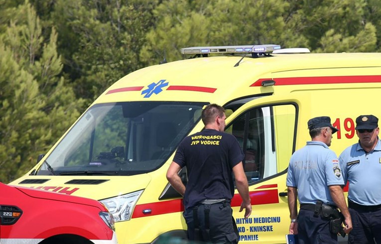 Autom skretao preko pune crte u Vodicama i pokosio motorista, teško je ozlijeđen